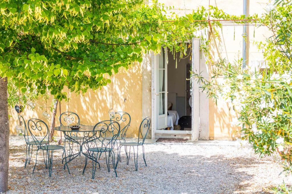 Domaine De Blanche Fleur Hotel Chateauneuf-de-Gadagne Exterior photo